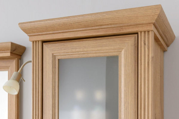 Nová vysoká koupelnová skříňka