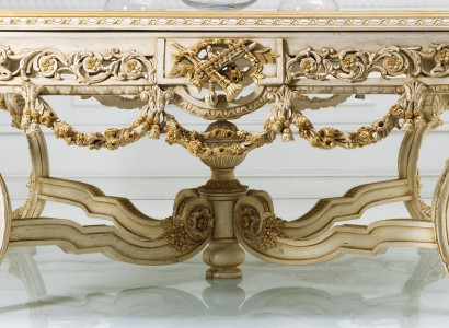 Jídelní stůl z masivního dřeva v antickém stylu