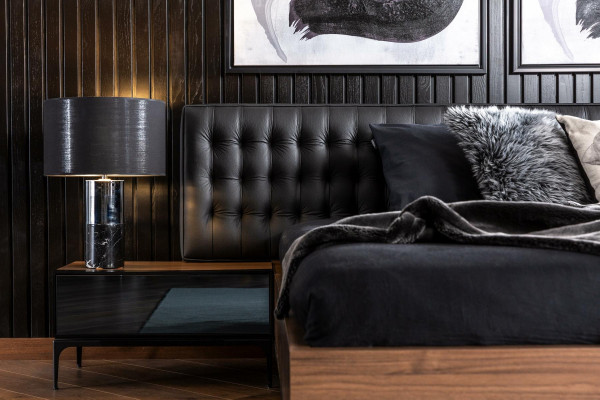 Černá hnědá ložnice s luxusními hotelovými nočními stolky