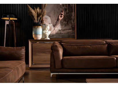 Sofa pro tři osoby s měkkým vzhledem hnědého sametu