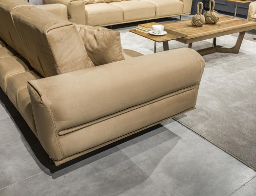 Beige, čalouněná trojmístná pohovka do obývacího pokoje s polštáři