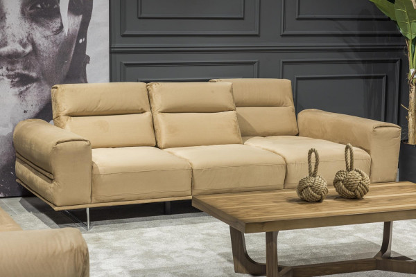 Beige, čalouněná trojmístná pohovka do obývacího pokoje s polštáři