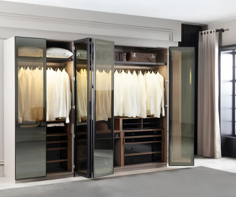 Hnědá skříň do ložnice s úložným prostorem a skleněnými dveřmi