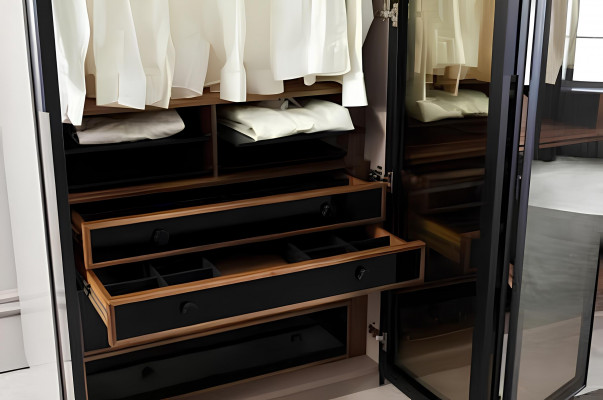 Hnědá skříň do ložnice s úložným prostorem a skleněnými dveřmi