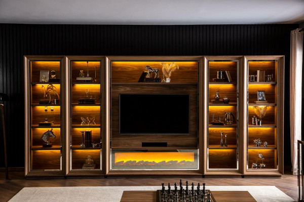 Luxusní obývací stěna s krbem a konferenčním stolkem
