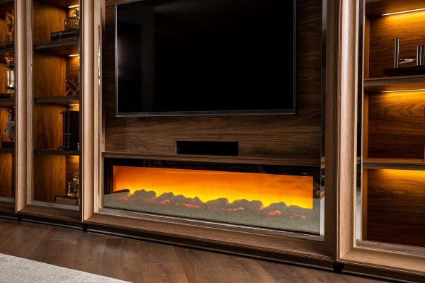 Luxusní obývací stěna s krbem a konferenčním stolkem