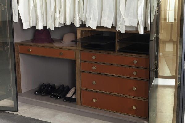 Projekt průhledné skříně s posuvnými dveřmi