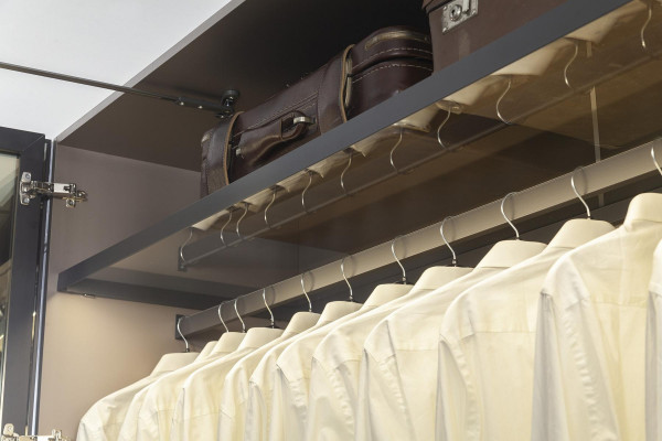 Projekt průhledné skříně s posuvnými dveřmi