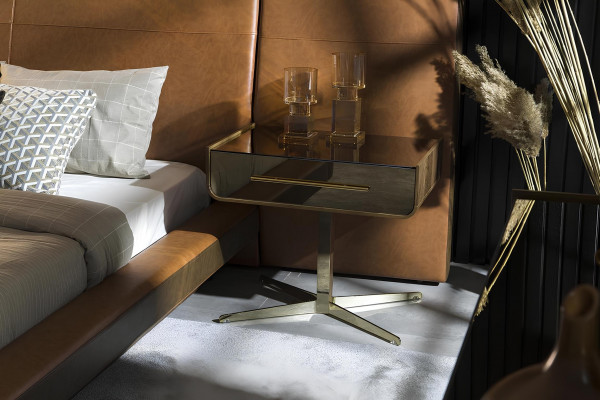 Designové postel do ložnice se dvěma luxusními skleněnými nočními stolky
