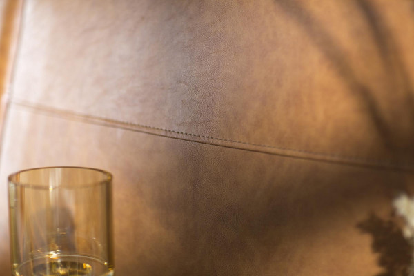 Postel v hnědé barvě z ekokůže v moderním luxusním stylu, komfortní ložnice