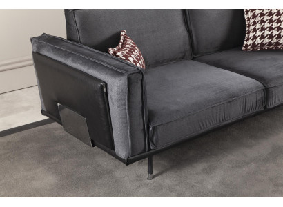 Luxusní třísedadlová pohovka v italském stylu s měkkými šedými polštáři