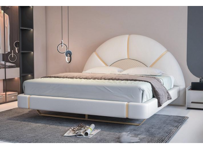 Luxuriöses Bett mit goldenen Akzenten, modernes Design, halbkreisförmiges Kopfteil des Schlafzimmers