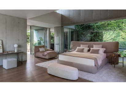 Moderní čalouněná postel z černého luxusního materiálu s vysokým čelem