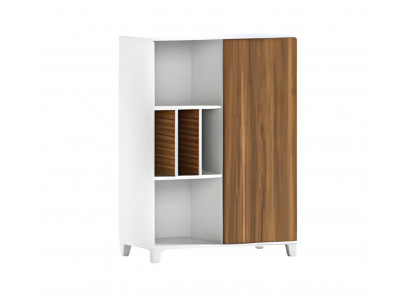 Moderní skříň z dřeva a bílé barvy s otevřenými policemi a elegantními dveřmi