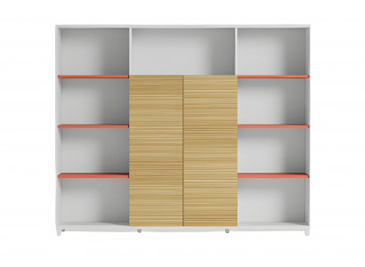 Elegantní kancelářská skříň s dřevěnými policemi a oranžovými akcenty