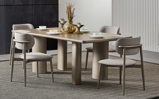 Eleganter Beiger Esstisch mit Holzbeinen und 4 Textilstühlen