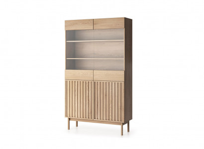 Dřevěná vitrína se skleněnými dvířky