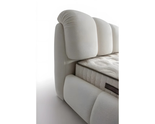Elegantes weißes Bett mit Matratze in modernem Design