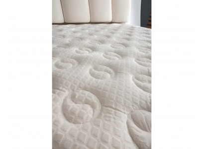 Elegantes weißes Bett mit Matratze in modernem Design