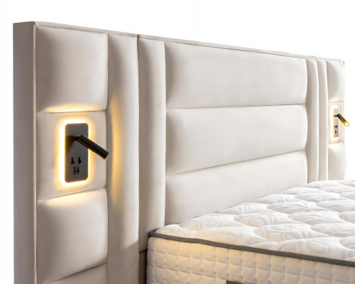 Elegantes weißes Bett mit Matratze aus Textil und Holz