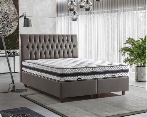 Die weiche Kontur des Bett mit Matratze schafft eine sanfte Atmosphäre.