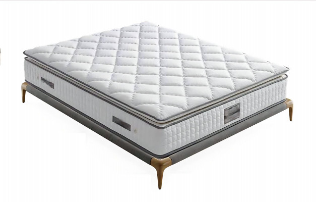 Das elegante und stabile Bett mit Matratze bringt Charme in die Einrichtung.