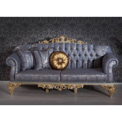 Anspruchsvolles klassisches Sofa im Chesterfield-Design für das Wohnzimmer mit goldenen Kissen