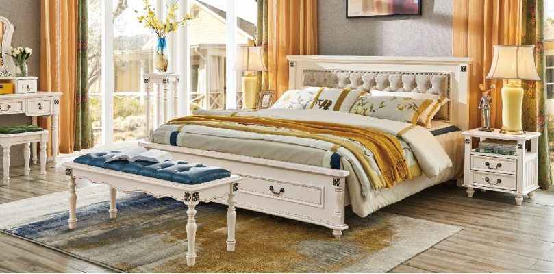 Edles Doppelbett mit luxuriösem Holzdesign und gepolstertem Kopfteil