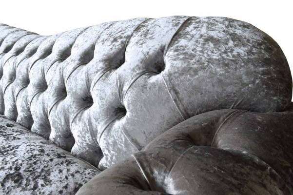Luxuriöses klassisches Chesterfield-Sofa mit drei Sitzplätzen in Grau 