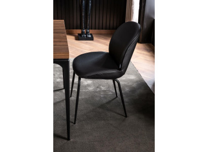 Lakonischer schwarzer Stuhl in modernem Design für das Esszimmer