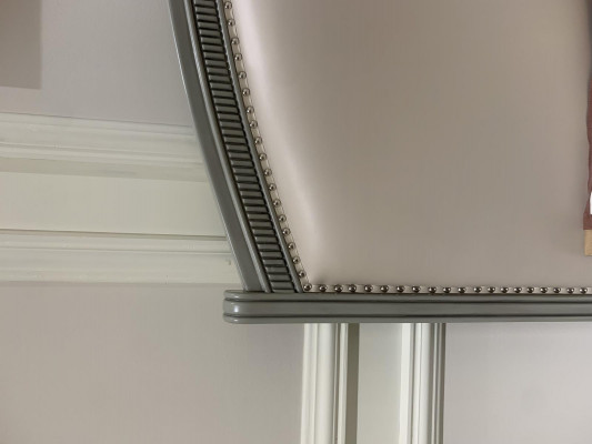 Premium Doppelbett im klassischen Design in Grau mit beiger Lederausstattung