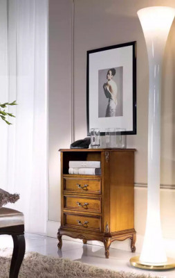 Klassische Kommode Holzmöbel Braun Wohnzimmer 3 Schubladen Design Lampe