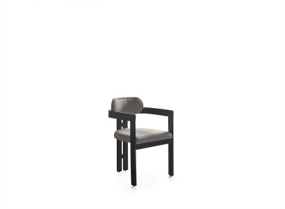 Ein hochmoderner Stuhl mit ungewöhnlicher Form und interessanten Beinen mit bequemer Rückenlehne in Grau-Schwarz für das Esszimmer