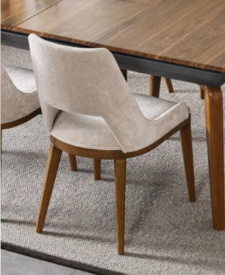 Ein lakonischer, moderner Stuhl mit hohen Beinen aus Holz und Polsterung in einer angenehmen, hellen cremefarbenen Farbe für das Esszimmer