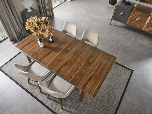 Ein lakonischer, moderner Stuhl mit hohen Beinen aus Holz und Polsterung in einer angenehmen, hellen cremefarbenen Farbe für das Esszimmer