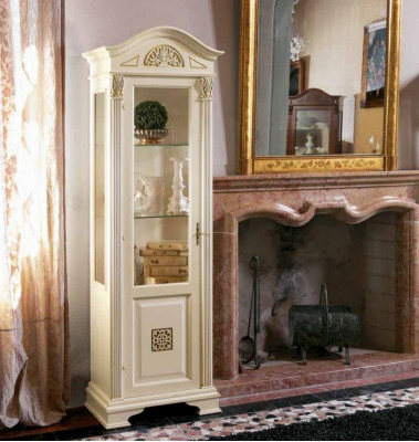 Eleganter Barock-Glasvitrinenschrank mit filigranen Verzierungen