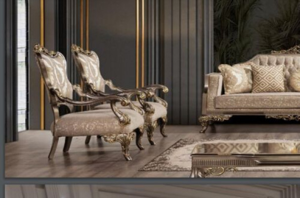 Ein luxuriöser, klassischer, beige- und goldfarbener Barocksessel von Chesterfield