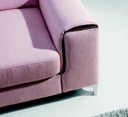 Ein respektables modernes und komfortables 2-Sitzer-Sofa in stilvoller rosa Farbe