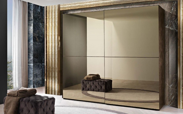 Stilvoller Spiegelschrank mit Schiebetüren im modernen Stil 