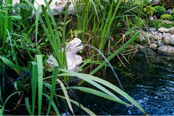 Gartenfigur "Frosch Fontaine" 20cm Teichfigur Menschen Steinguss