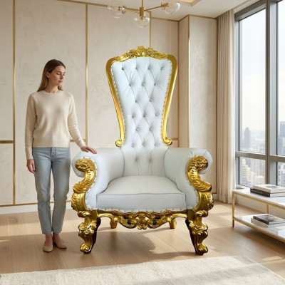 Ein wunderschöner weißer, verschnörkelter Sessel im Barock- und Chesterfield-Stil mit Elementen des Chesterfield-Stils 