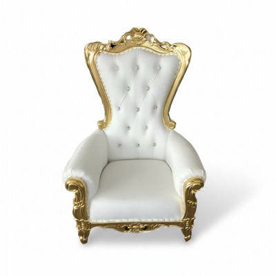 Eleganter weißer Sessel mit einer dynamischen Silhouette und prächtigen Dekorelementen in Form von Blumenmustern