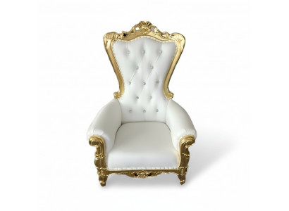 Eleganter weißer Sessel mit einer dynamischen Silhouette und prächtigen Dekorelementen in Form von Blumenmustern