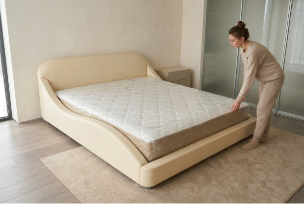 Neues, modernes und komfortables Bett für das Schlafzimmer