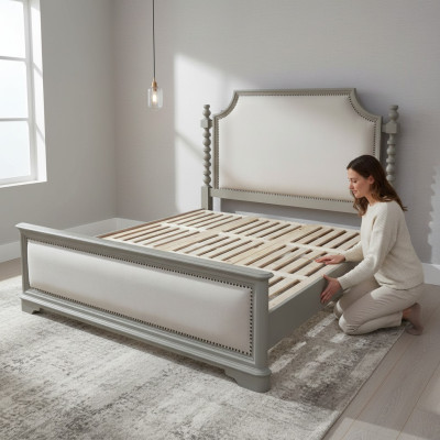 Elegantes Doppelbett mit klassischem Design und luxuriösem Kopfteil