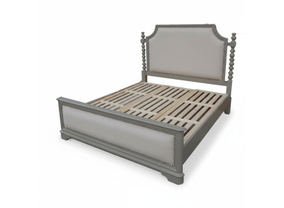 Elegantes Doppelbett mit klassischem Design und luxuriösem Kopfteil