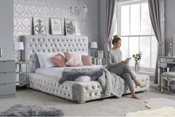 Graues Chesterfield Bett mit hohem Kopfteil Designer Doppelbett