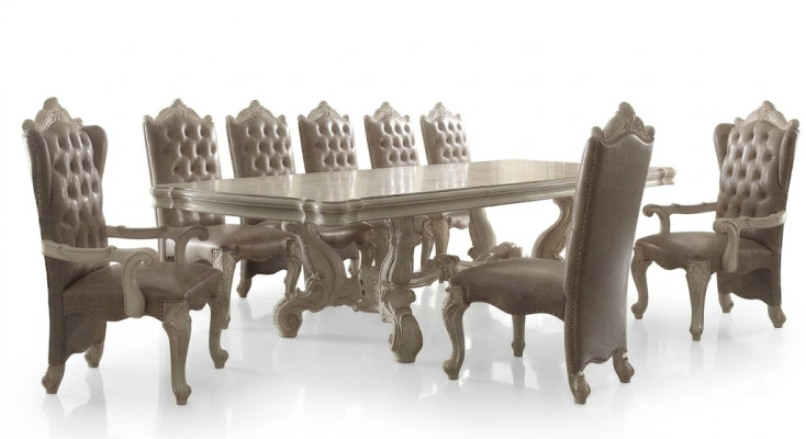Klassische Esszimmergarnitur in Altweiß Großer Esstisch mit Chesterfield Stühlen