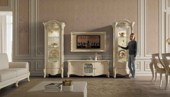 Klassischer TV-Schrank und Rahmen aus Naturholz im klassischen Stil
