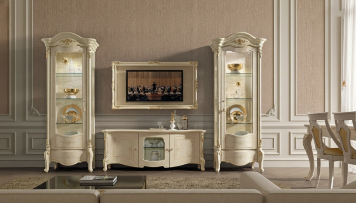 Klassischer TV-Schrank und Rahmen aus Naturholz im klassischen Stil